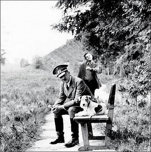 ‘Leo Strut’ … y Leonardo Di Caprio tampoco puede pasear sonriente por la calle happy_leonardo_dicaprio_13-767581