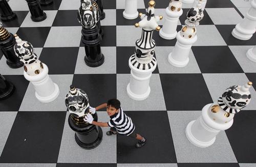 Giant+Chess+Set+Unveiled+Trafalgar+Square+2Q5qNOlfZaFl