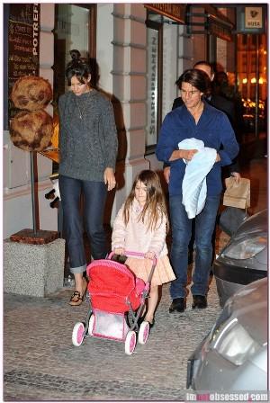 Katie Holmes, Tom Cruise y Suri, una familia con estilo en Praga