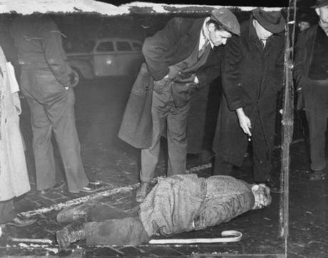 Fotografías de Arthur H. Fellig, Weegee, en la escena del crimen. 