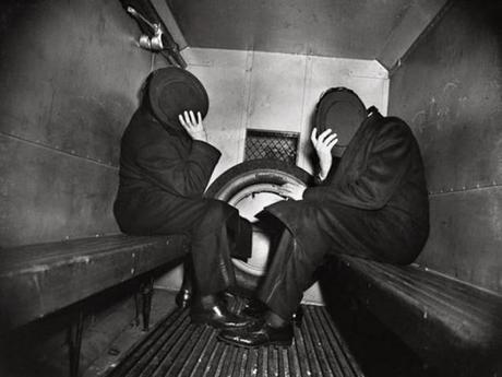 Fotografías de Arthur H. Fellig, Weegee, en la escena del crimen. 