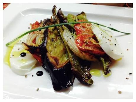 Parrillada de verduras de temporada al horno con mozzarella Parrillada de verduras de temporada con mozzarella