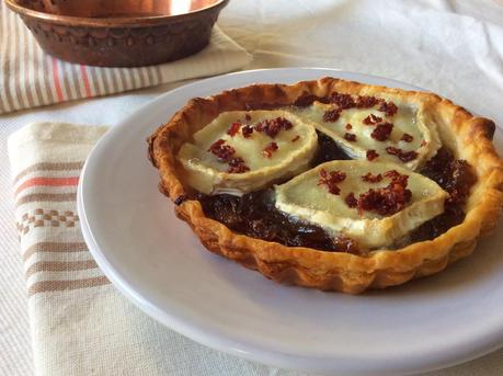 Tartaletas de cebolla confitada, queso y