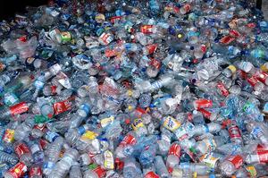 Cuánto contamina una botella de plástico 300x200