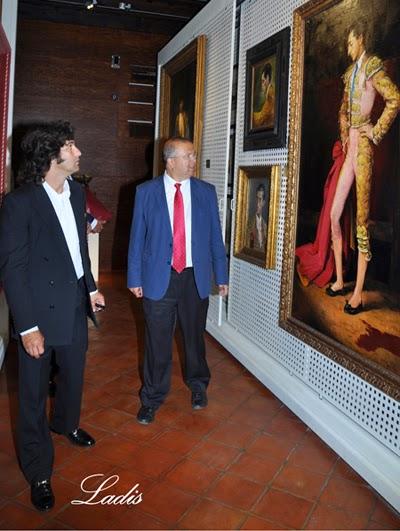 MORANTE RECOGE LOS TROFEOS QUE L0 ACREDITAN COMO TRIUNFADOR DE LA PASADA FERIA DE CÓRDOBA MORANTE RECOGE LOS TROFEOS QUE L0 ACREDITAN COMO TRIUNFADOR DE LA PASADA FERIA DE CÓRDOBA