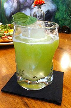 coctel de kiwi y albahaca