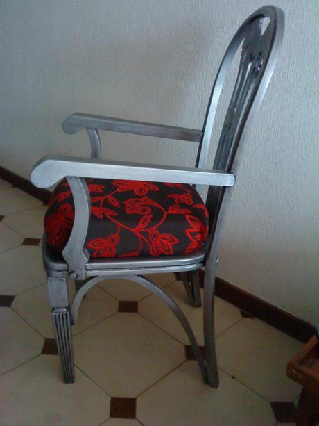 Silla vintage plateada.