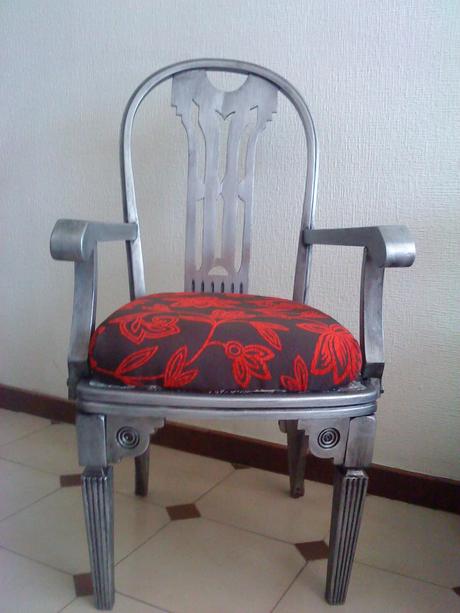 Silla vintage plateada.