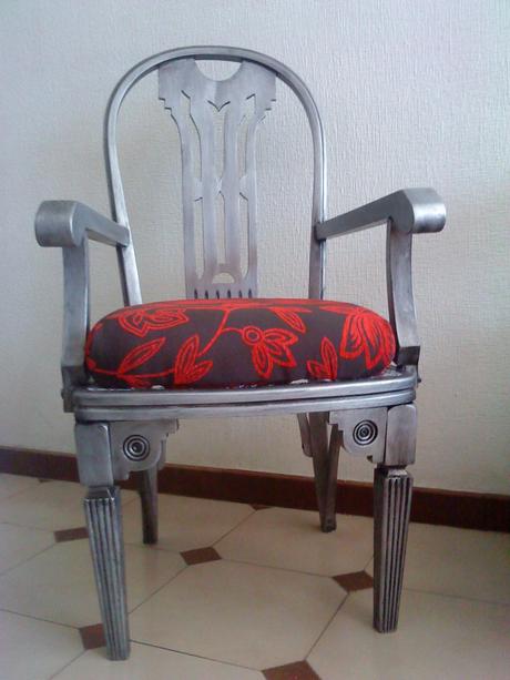 Silla vintage plateada.