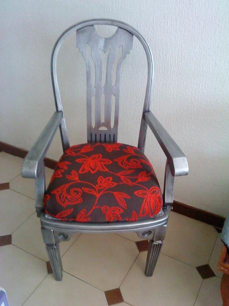 Silla vintage plateada.