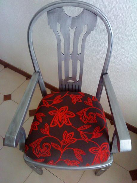 Silla vintage plateada.