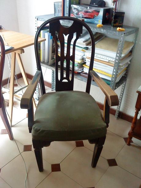 Silla vintage plateada.