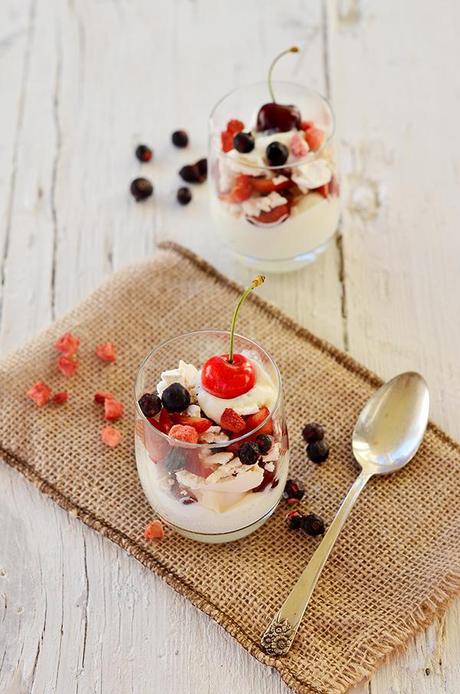 “Eton Mess” de cerezas con grosellas liofilizadas