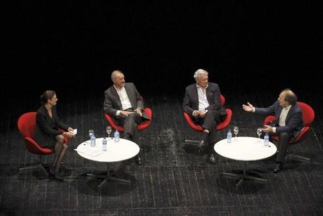 Tres escritores en un escenario Tres escritores en un escenario
