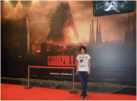 Aquí estoy en el Salón del Cómic de Barcelona en el que encontramos a Godzilla paseando por la ciudad condal, con una gran publicidad de Warner. 