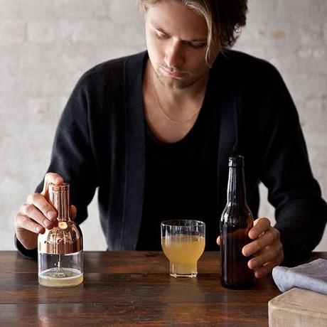 Tendencias diarioDESIGN: Los destellos del cobre y el latón se imponen en los interiores. MENU beer-foamer