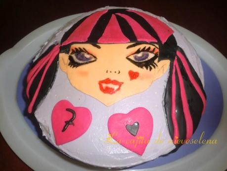Tarta Draculaura de chocolate, nata y frosting de queso Tarta Draculaura de chocolate, nata y frosting de queso