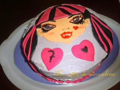 Tarta Draculaura de chocolate, nata y frosting de queso Tarta Draculaura de chocolate, nata y frosting de queso