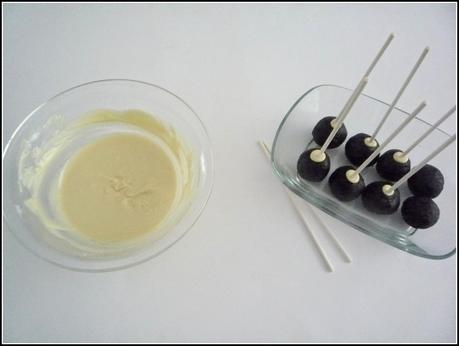 Cakepops de oreo y chocolate blanco Cakepops de oreo y chocolate blanco