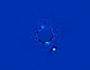 Cámara súper-sensible captura una imagen directa de un exoplaneta La cámara “Gemini Planet Imager” toma una imagen de Beta Pictoris b, un planeta que orbita la estrella Beta Pictoris. La estrella, Beta Pictoris, ha sido tapada en la imagen con una máscara para que su luz no interfiera con la luz del planeta. Crédito: Procesamiento por Christian Marois, NRC Canadá