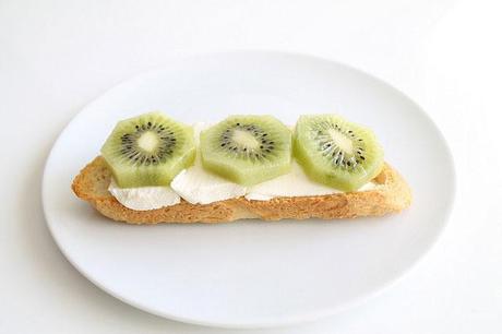 Tostada de queso con kiwi