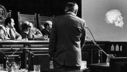 El rastro en los huesos. Homenaje a Clyde Snow y a sus discípulos León Arslanian, atento a la exposición que Clyde Snow hizo en el juicio a las Juntas en 1986.