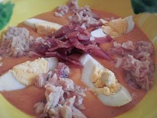 PORRA DE NARANJA CON JAMON SERRANO, HUEVO Y ACEITUNAS ALIÑAS ALOREÑAS