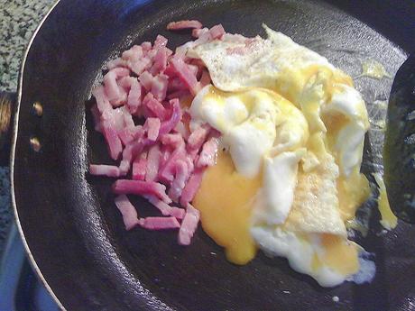 Tosta de huevos revueltos con bacon Tosta de huevos revueltos con bacon