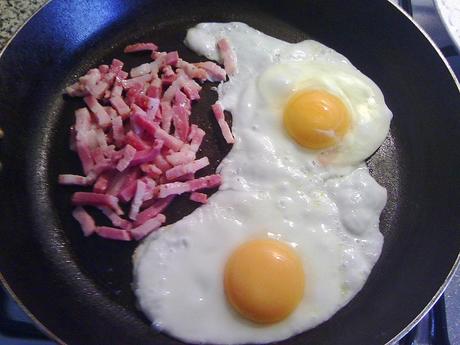 Tosta de huevos revueltos con bacon Tosta de huevos revueltos con bacon