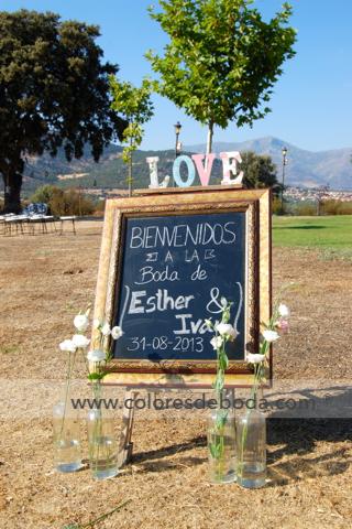 Ideas para dar la bienvenida a vuestros invitados a la boda 1-colores_de_boda-bienvenida-pizarra-escalera-1