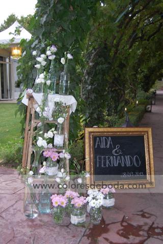Ideas para dar la bienvenida a vuestros invitados a la boda 1-colores-de-boda-bienvenida-finca-escalera-flores-2