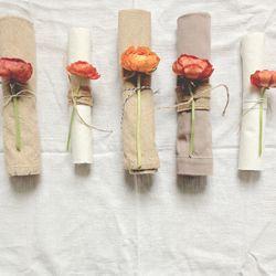 Decora con flores las servilletas de los invitados a tu boda. colores-de-boda-flores-servilletas-banquete-3