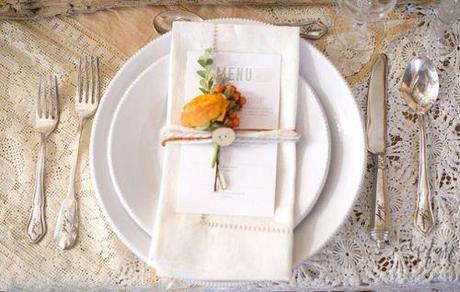 Decora con flores las servilletas de los invitados a tu boda. colores-de-boda-flores-servilletas-banquete-4