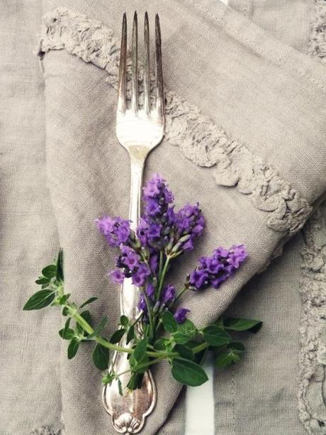 Decora con flores las servilletas de los invitados a tu boda. colores-de-boda-flores-servilletas-banquete-9