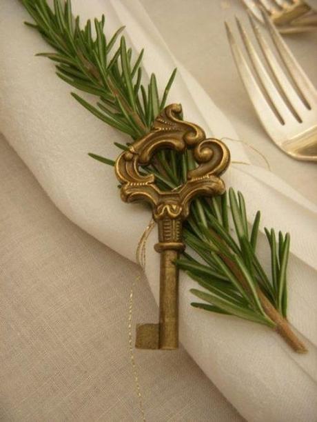 Decora con flores las servilletas de los invitados a tu boda. colores-de-boda-flores-servilletas-banquete-2