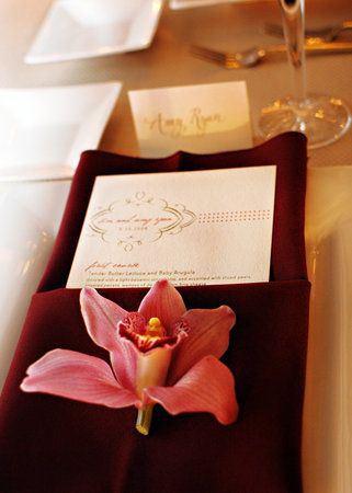 Decora con flores las servilletas de los invitados a tu boda. colores-de-boda-flores-servilletas-banquete-10