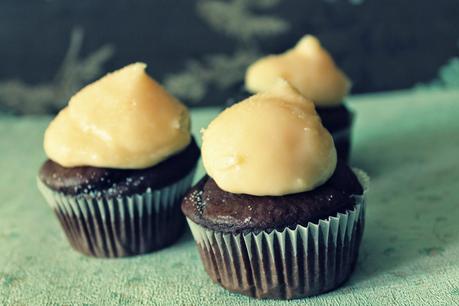 CUPCAKES DE CHOCOLATE Y CREMÉ BRULEÉ CUPCAKES DE CHOCOLATE Y CREMÉ BRULEÉ