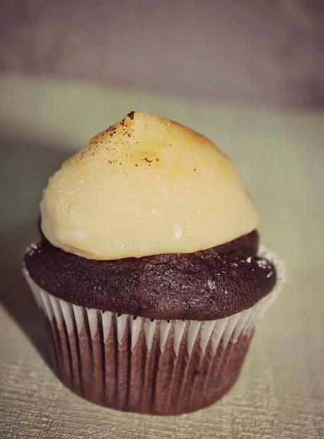 CUPCAKES DE CHOCOLATE Y CREMÉ BRULEÉ CUPCAKES DE CHOCOLATE Y CREMÉ BRULEÉ