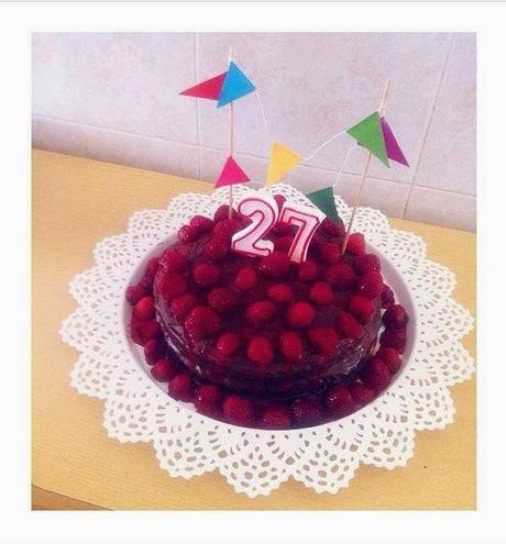 Tarta de bizcocho, chocolate y frambuesas