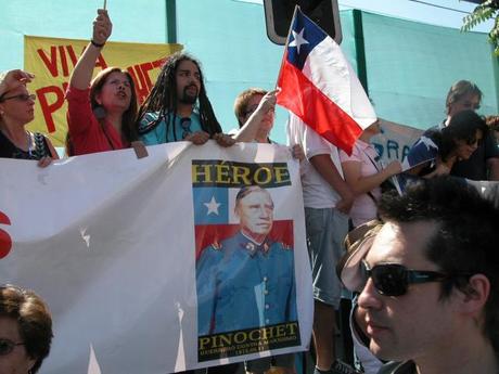 Partidarios de Pinochet, que de todo hay, la víspera de su fallecimiento. (Foto: Wikipedia)