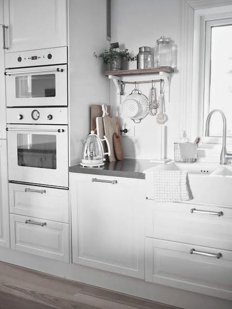 Una cocina blanca y gris con office nórdico paperblog Imagenes de cocinas gris y blanca