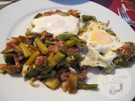 HUEVOS CON ESPARRAGOS Y AJOS TIERNOS HUEVOS CON ESPARRAGOS Y AJOS TIERNOS