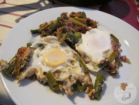 HUEVOS CON ESPARRAGOS Y AJOS TIERNOS HUEVOS CON ESPARRAGOS Y AJOS TIERNOS