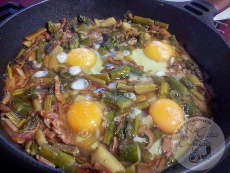 HUEVOS CON ESPARRAGOS Y AJOS TIERNOS HUEVOS CON ESPARRAGOS Y AJOS TIERNOS