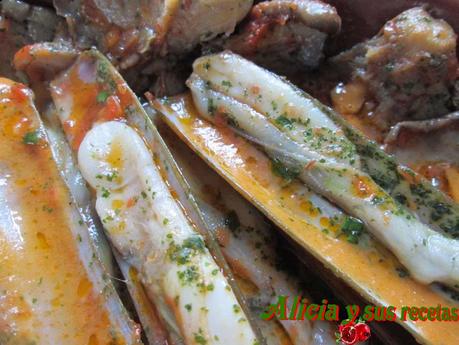 NAVAJAS CON SETAS EN SALSA MARINERA NAVAJAS CON SETAS EN SALSA MARINERA