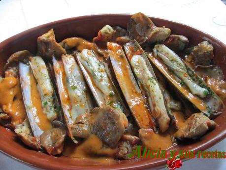 NAVAJAS CON SETAS EN SALSA MARINERA NAVAJAS CON SETAS EN SALSA MARINERA