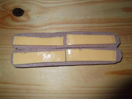 PERRITO RELLENO DE QUESO A LAS DOS SALSAS PERRITO RELLENO DE QUESO A LAS DOS SALSAS