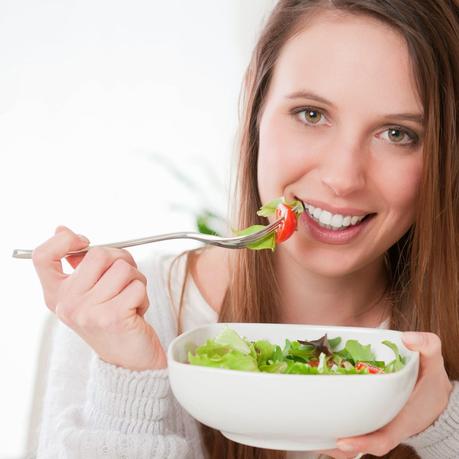 Tips saludables para bajar de peso Girl eating salad