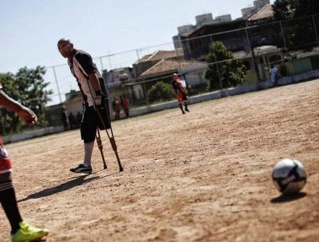 Un portero de fútbol con una sola pierna. Un ejemplo de superación. Un portero de fútbol que juega con una sola pierna