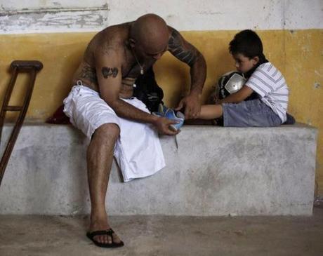 Un portero de fútbol con una sola pierna. Un ejemplo de superación. Un portero de fútbol que juega con una sola pierna